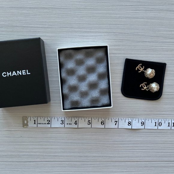 Vintage Logo earrings - Picture 10 of 16